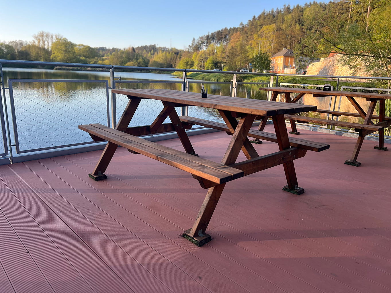 Pivní set na letním venkovním koupališti v Náchodě - zahradní piknikový stůl